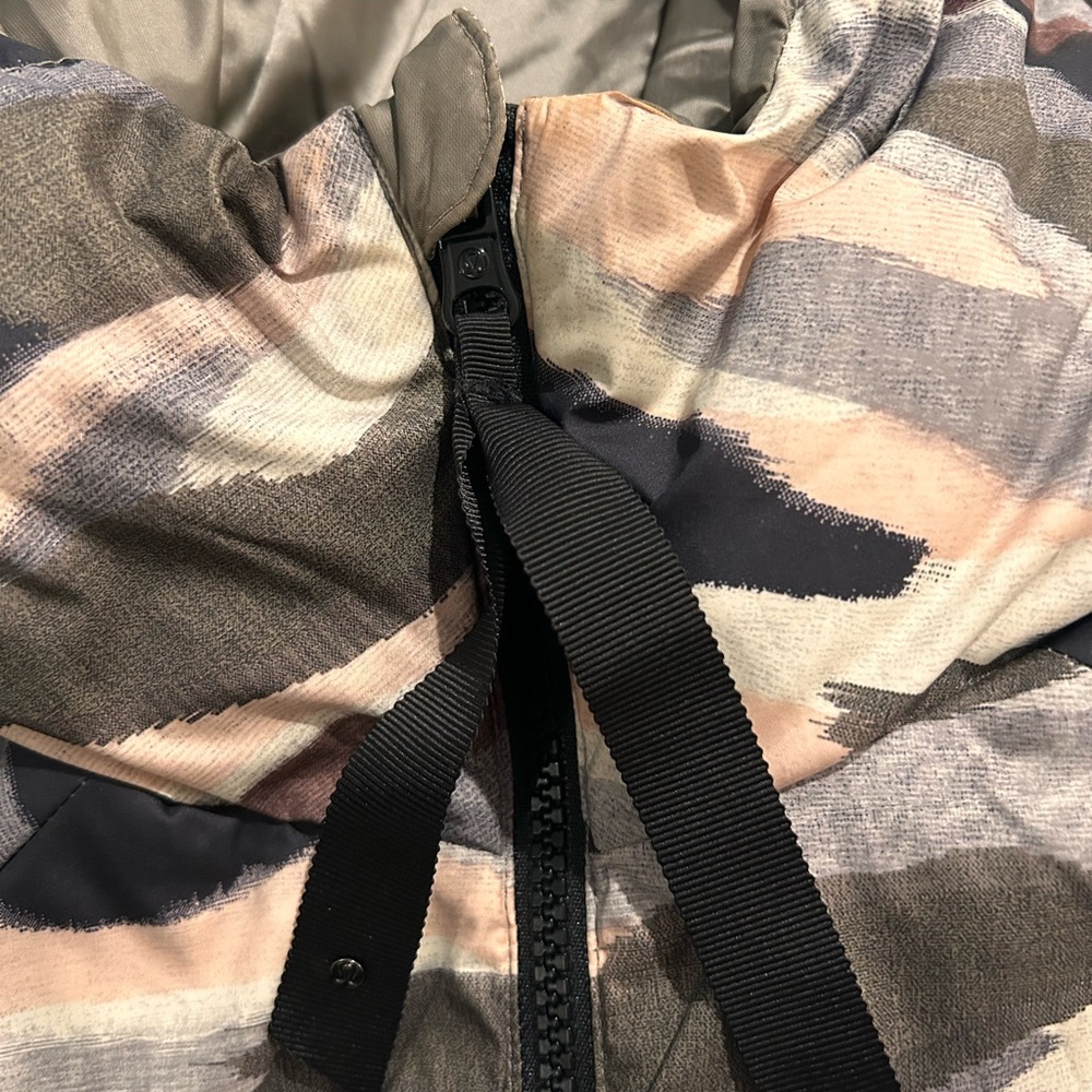 lululemon Reversible Camouflage hooded Puffer Vest - Picture 12 of 13